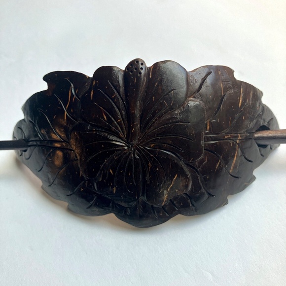 Vintage coconut shell and wood floral hair clip - carved flower brown hair pin - Picture 2 of 3